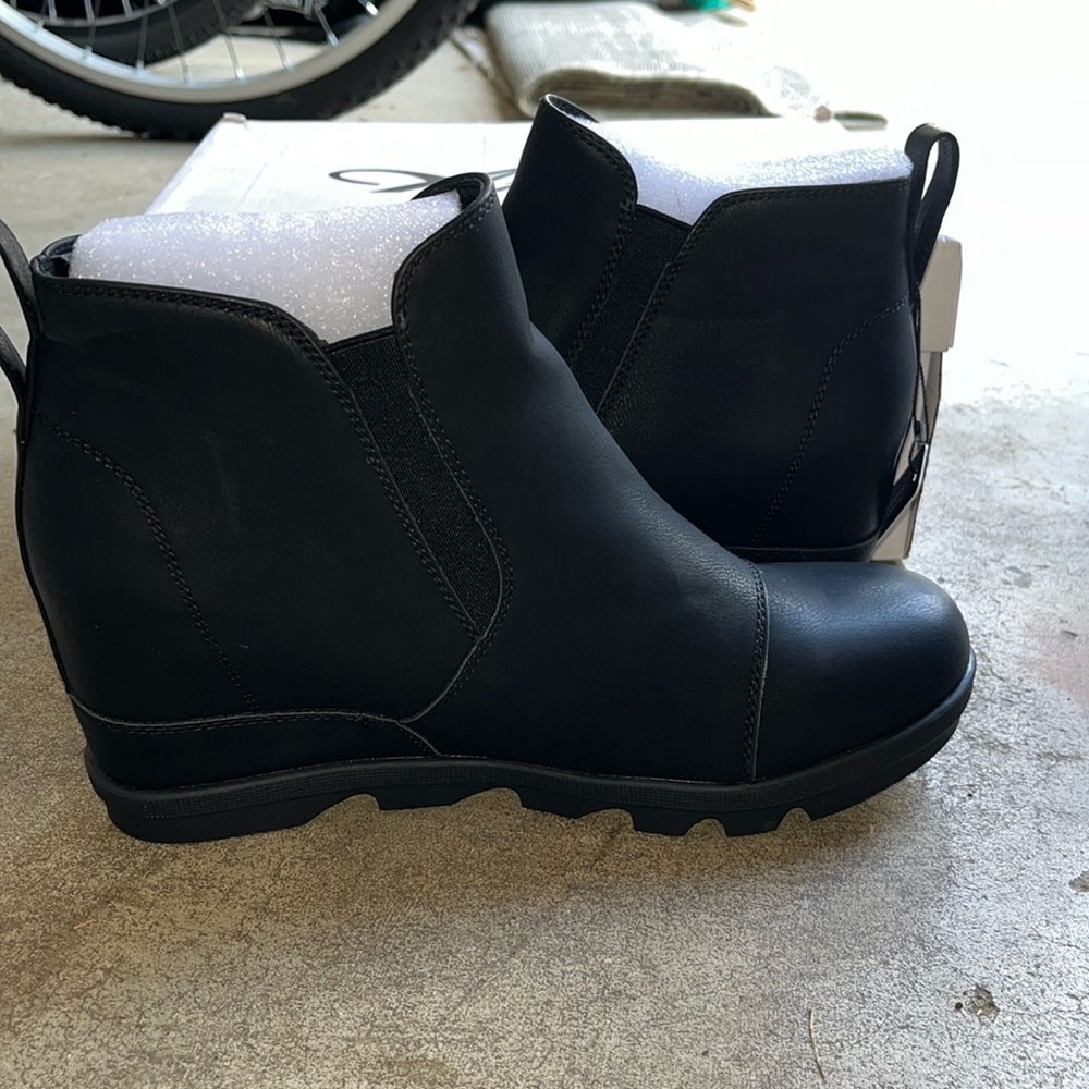 Athlefit woman’s wedge black boots size 11